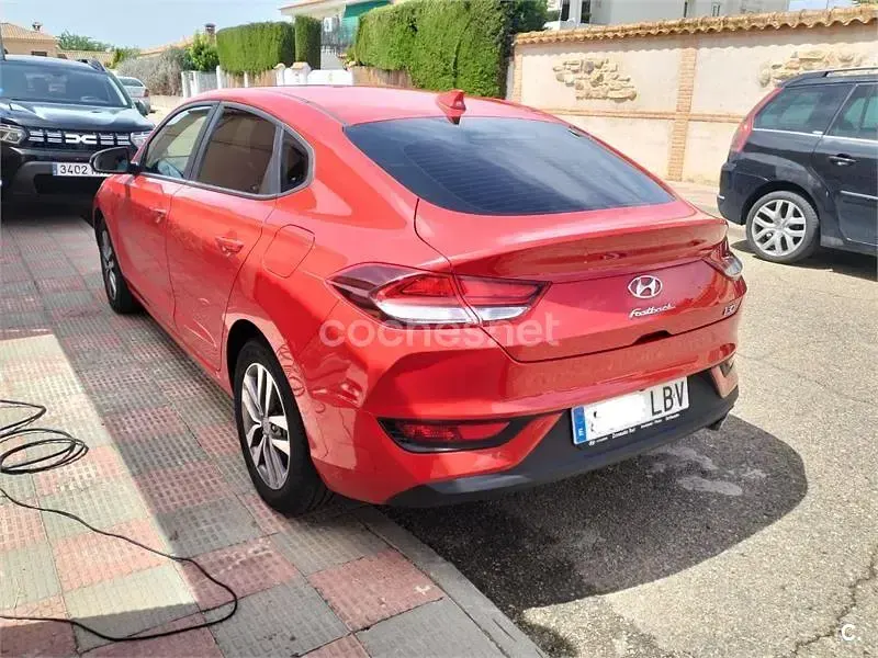 Usado Hyundai i30 120 CV (88 kW) 2019 Rojo Berlina