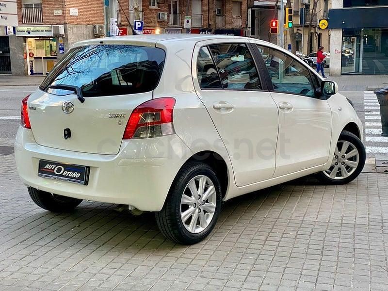Usado Toyota Yaris Active 90 CV (66 kW) 2011 Blanco Utilitario