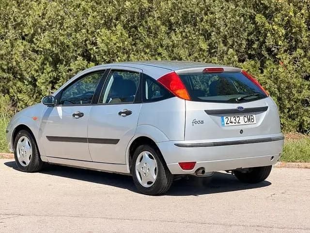 Begagnad Ford Focus Trend 101 HK (74 kW) 2003 Grå Sedan