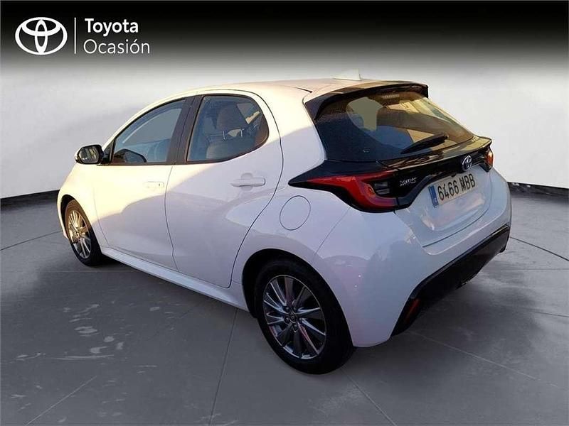 Usado Toyota Yaris Hybrid Active 116 CV (85 kW) 2022 Monovolumen