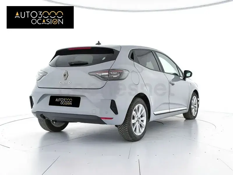 Usado Renault Clio V Evolution 100 CV (73 kW) 2025 Gris / plata Berlina