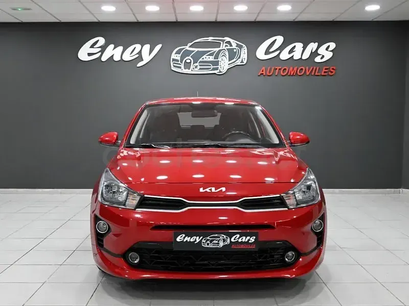 Usado Kia Rio 84 CV (61 kW) 2023 Rojo Berlina