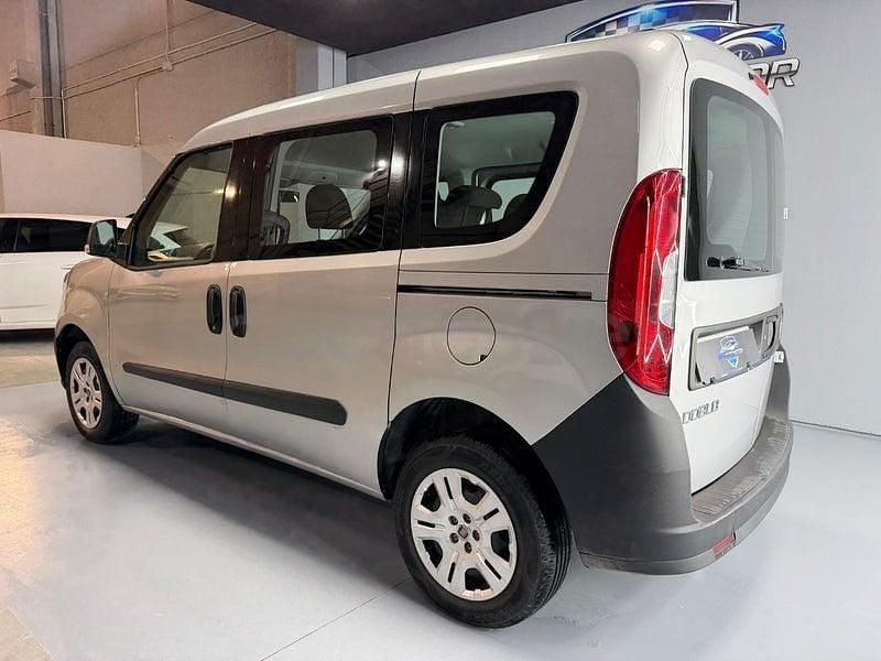 Usado Fiat Doblò Easy 90 CV (66 kW) 2016 Gris / plata Monovolumen