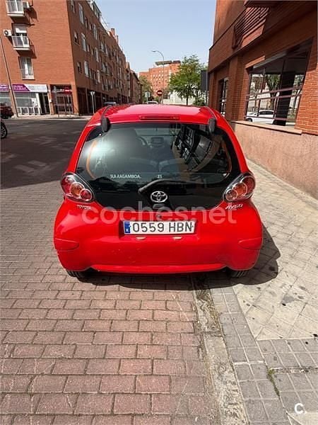 Usado Toyota Aygo Live 68 CV (50 kW) 2012 Rojo Utilitario