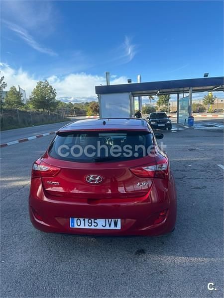 Usado Hyundai i30 100 CV (73 kW) 2016 Rojo Berlina