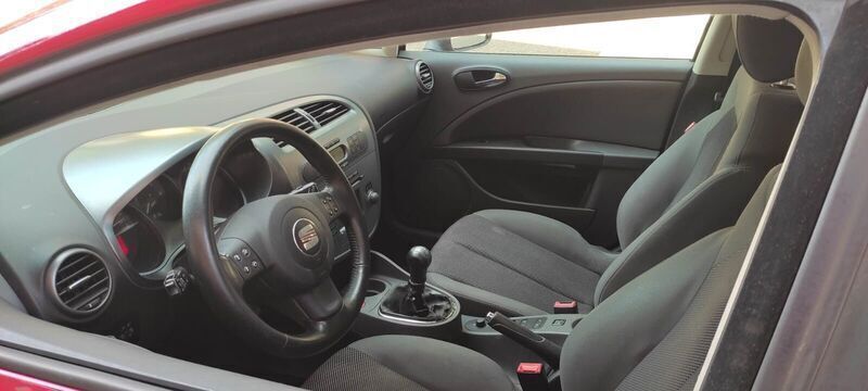 Usado Seat Leon Ecomotive 105 CV (77 kW) 2008 Rojo