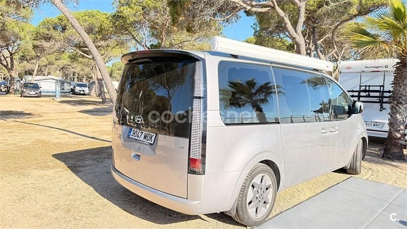 Usado Hyundai Staria Style 177 CV (130 kW) 2023 Gris / plata Monovolumen