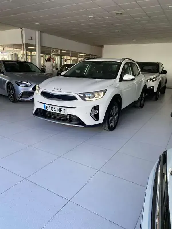Usado Kia Stonic 101 CV (74 kW) 2025 Blanco SUV