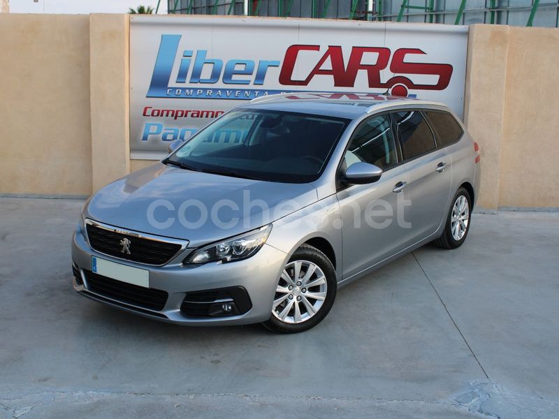 Usado Peugeot 308 Style 100 CV (73 kW) 2020 Gris / plata Familiar