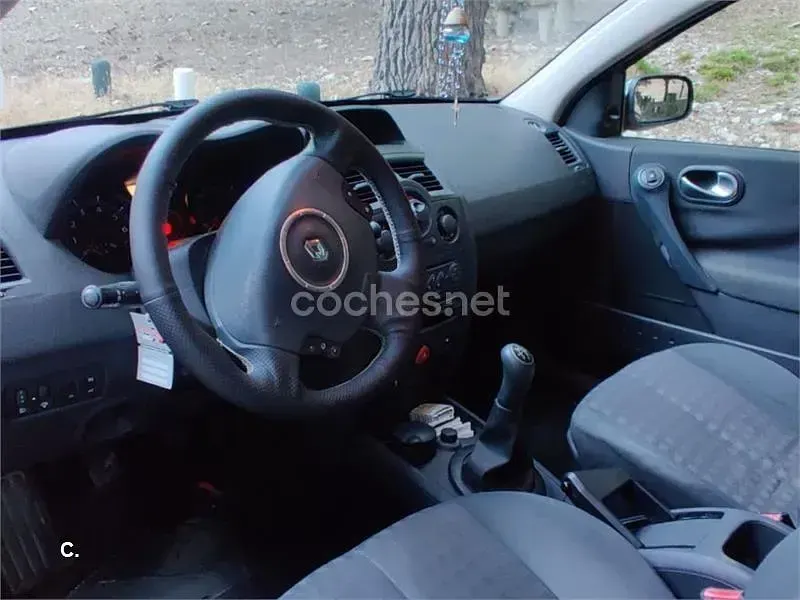 Usado Renault Mégane Dynamique 110 CV (80 kW) 2006 Azul Berlina