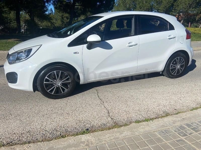Usado Kia Rio 85 CV (62 kW) 2015 Blanco Berlina