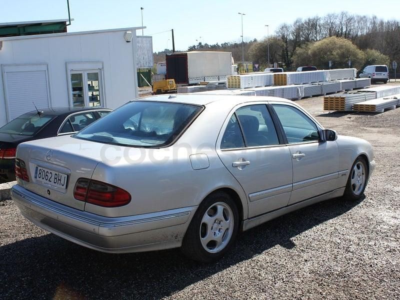 Usado Mercedes E320 Avantgarde 197 CV (144 kW) 2001 Gris / plata Berlina