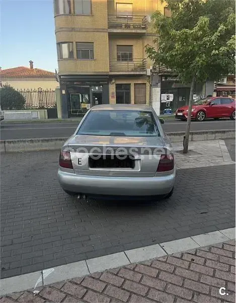 Usado Audi A4 110 CV (80 kW) 1998 Gris / plata Berlina