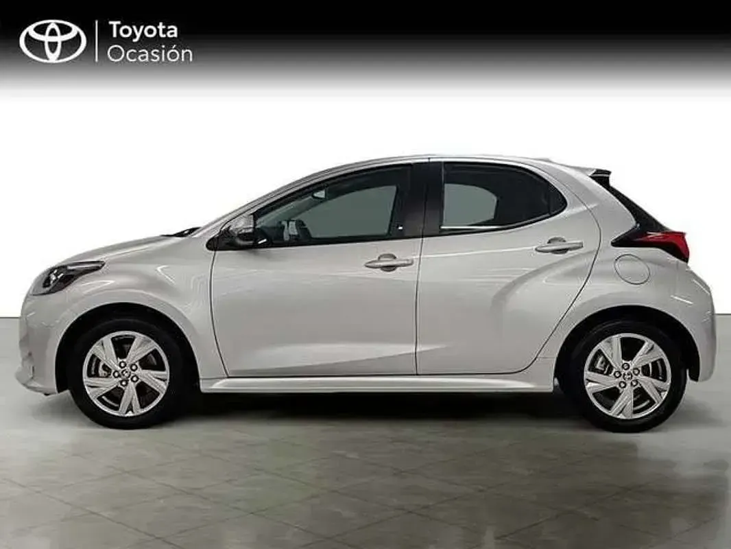 Usado Toyota Yaris Active 116 CV (85 kW) 2025 Gris Utilitario