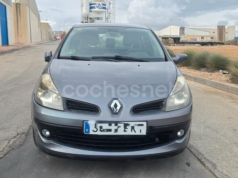 Beige Usado 2009 Renault Clio II Berlina | 4000 € (Precio justo) - Imagen 1/4