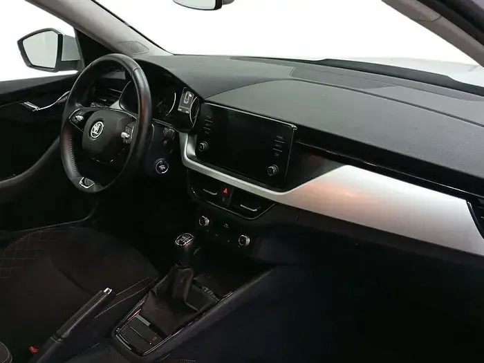 Usado Skoda Kamiq Ambition 110 CV (80 kW) 2022 Blanco SUV