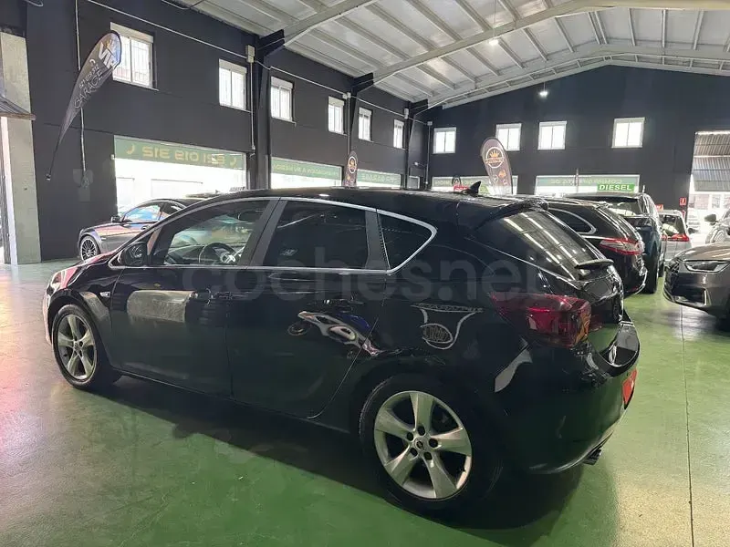 Usado Opel Astra Sport 160 CV (117 kW) 2010 Negro Berlina