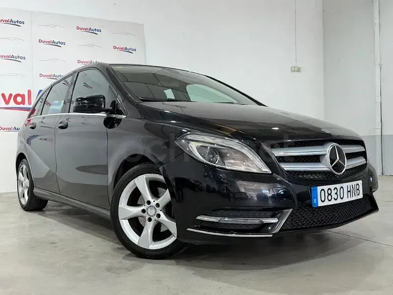 Usado Mercedes B180 109 CV (80 kW) 2012 Negro Utilitario