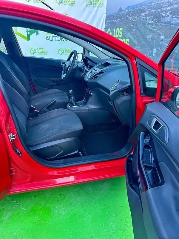 Usado Ford Fiesta Titanium 99 CV (72 kW) 2013 Rojo Utilitario