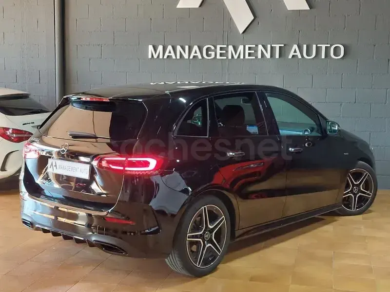 Usado Mercedes B200 150 CV (110 kW) 2021 Negro Utilitario