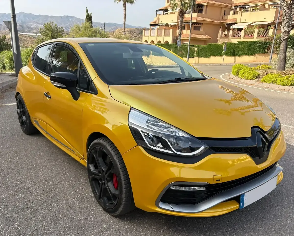 Usado Renault Clio IV 200 CV (147 kW) 2013 Amarillo
