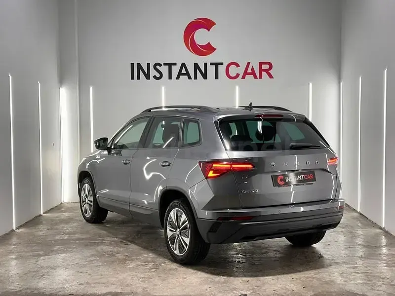 Usado Skoda Karoq Selection 110 CV (80 kW) 2023 Gris / plata SUV