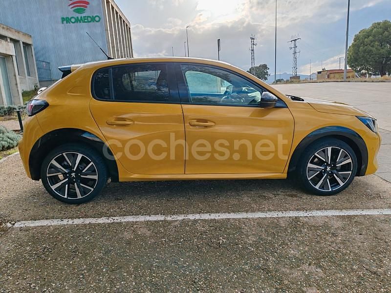 Usado Peugeot 208 GT-line 100 CV (73 kW) 2020 Amarillo Utilitario