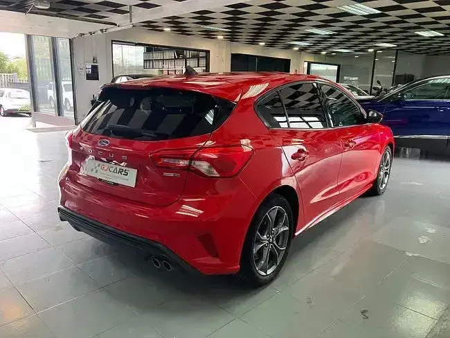 Begagnad Ford Focus ST-Line 125 HK (91 kW) 2022 Röd Sedan