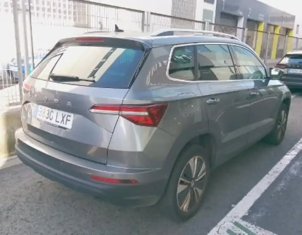 Usado Skoda Karoq Ambition 115 CV (84 kW) 2022 Gris/plata SUV