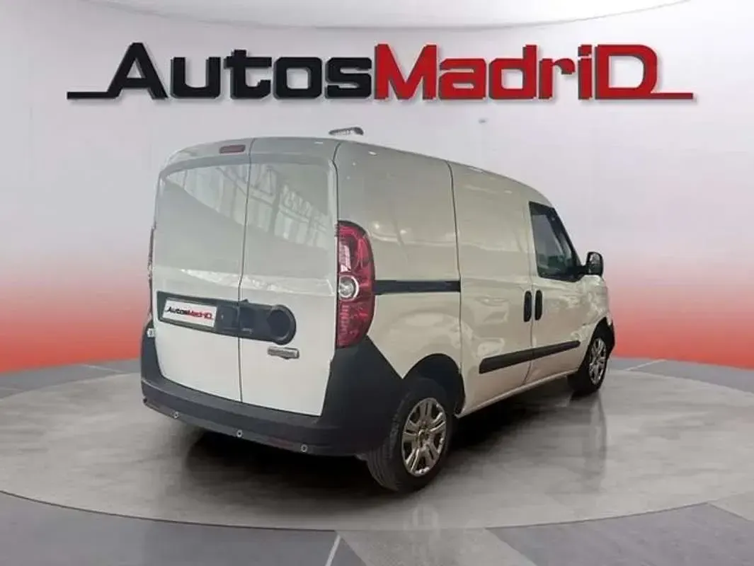 Usado Fiat Doblò Pop 95 CV (69 kW) 2021 Blanco Monovolumen