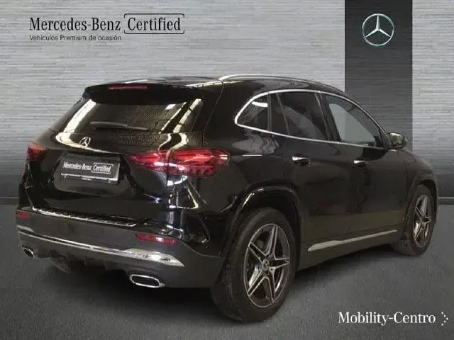 Usado Mercedes GLA200 150 CV (110 kW) 2025 Negro cosmos SUV