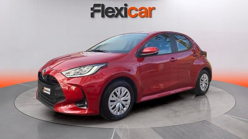 Usado Toyota Yaris Hybrid Style 116 CV (85 kW) 2023 Granate Berlina