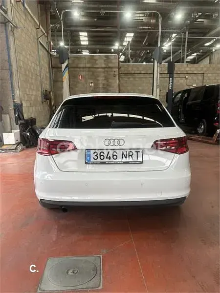 Usado Audi A3 Attraction 110 CV (80 kW) 2016 Blanco Berlina