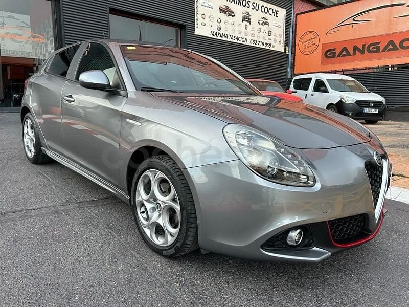Usado Alfa Romeo Giulietta 120 CV (88 kW) 2018 Gris / plata Utilitario