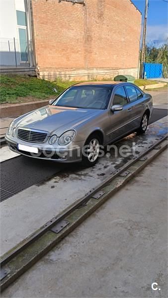 Usado Mercedes E270 Elegance 170 CV (125 kW) 2002 Gris / plata Berlina