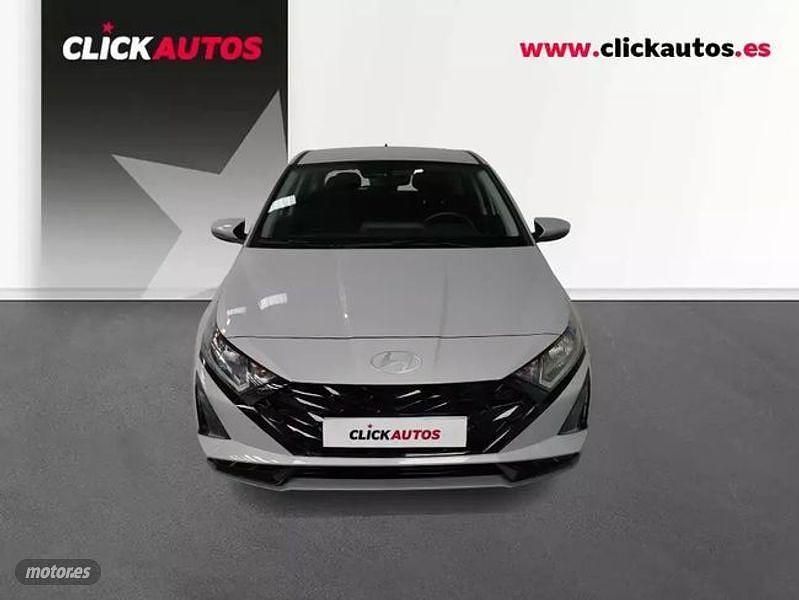 Usado Hyundai i20 100 CV (73 kW) 2025 Gris Berlina