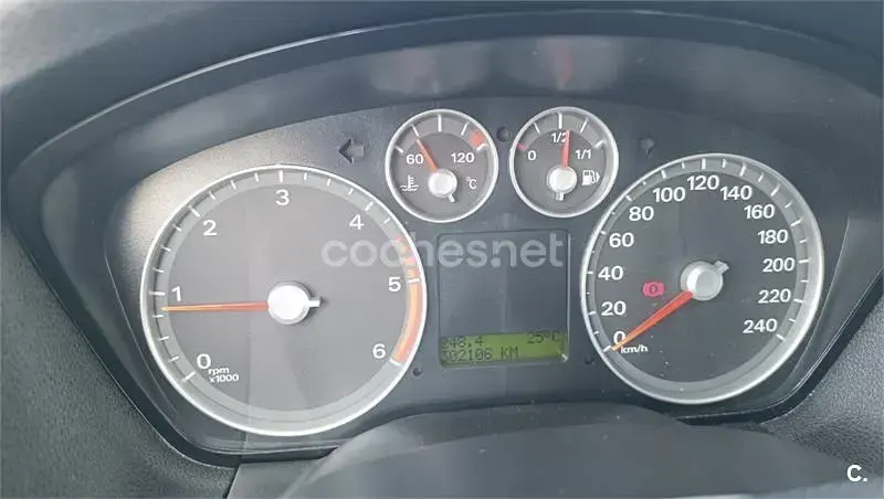 Usado Ford Focus Ghia 115 CV (84 kW) 2007 Gris / plata Berlina