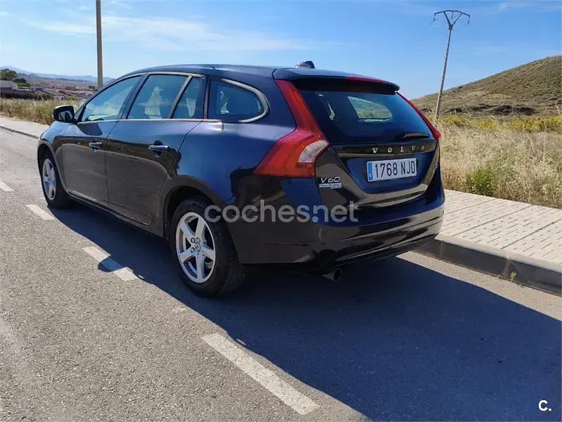 Usado Volvo V60 Kinetic 120 CV (88 kW) 2017 Azul Familiar