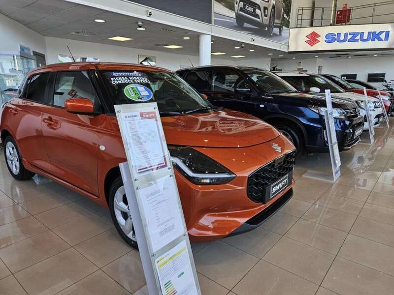 Usado Suzuki Swift 83 CV (61 kW) 2024 Naranja Utilitario
