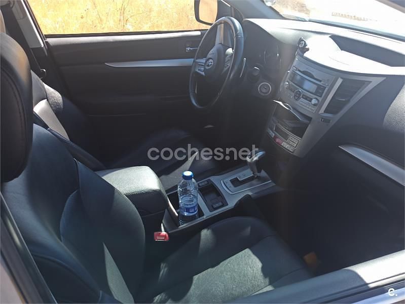 Usado Subaru Outback 167 CV (122 kW) 2010 Gris / plata Familiar