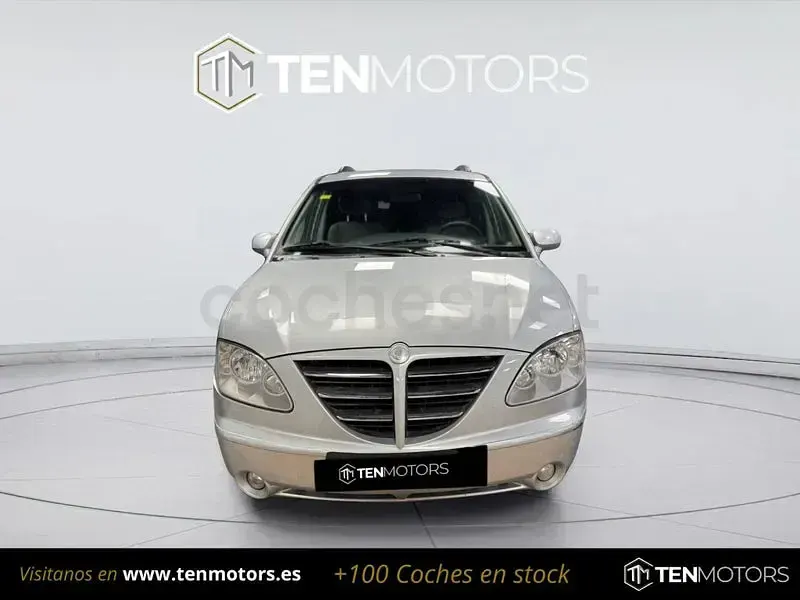 Usado SsangYong Rodius 165 CV (121 kW) 2008 Gris / plata Monovolumen