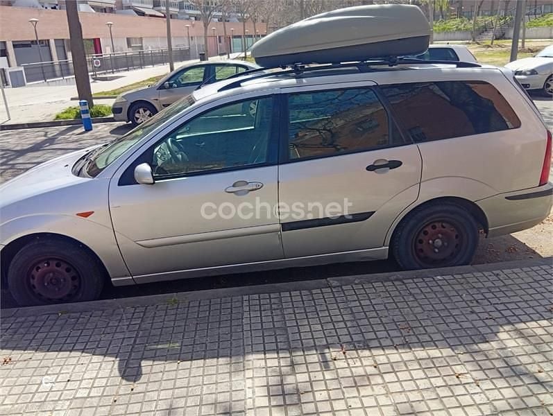 Usado Ford Focus Ghia 100 CV (73 kW) 2003 Gris / plata Familiar