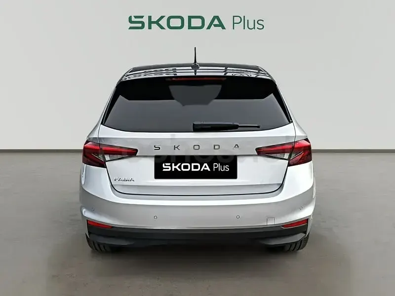 Usado Skoda Fabia 115 CV (84 kW) 2025 Gris plata Utilitario