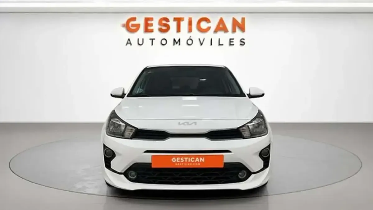 Usado Kia Rio 101 CV (74 kW) 2023 Blanco Berlina