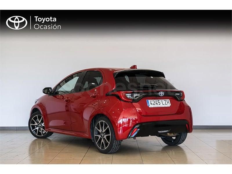 Usado Toyota Yaris Hybrid Plus 116 CV (85 kW) 2022 Rojo Berlina