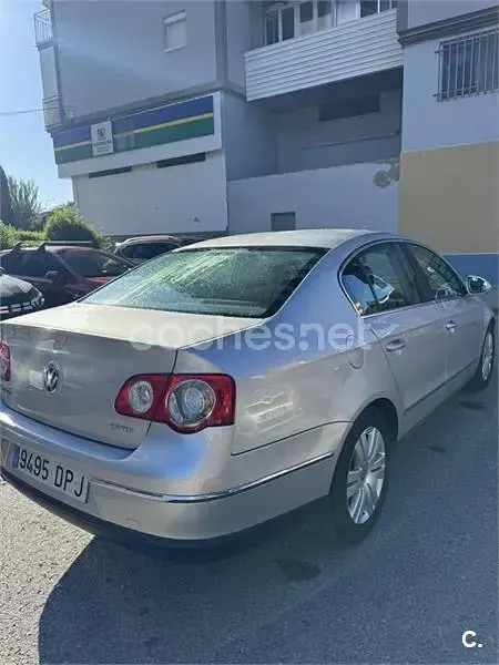 Usado VW Passat Highline 140 CV (102 kW) 2006 Gris / plata Berlina