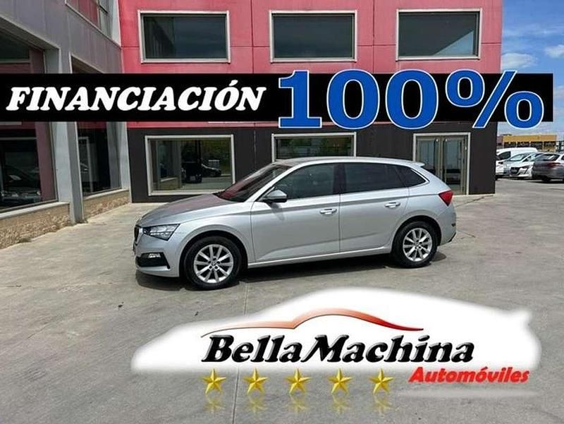 Usado Skoda Scala Ambition 95 CV (69 kW) 2023 Gris Utilitario