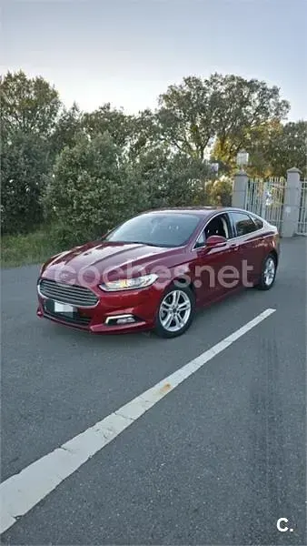 Usado Ford Mondeo Trend 160 HP (117 kW) 2017 Vermelho Sedan