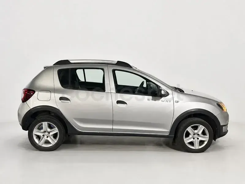 Usado Dacia Sandero Stepway 90 CV (66 kW) 2016 Gris / plata Berlina