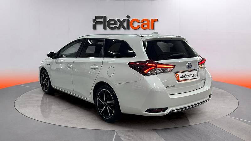Usado Toyota Auris Hybrid Active 136 CV (100 kW) 2017 Blanco Familiar